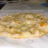 �Il ciccio nacque negli anni 70, quando Giuseppe Ficarella inaugur� la sua �Joseph� in viale Salandra  - spiega Ciro -. Un pizzaiolo fece cadere il panetto d�impasto che stava lavorando e, in tutta risposta, il maestro Giuseppe esclam� in dialetto: �Si combinate u ciccie?�. Ma invece di buttare la �massa�, la cond� solo con olio e sale e la inforn� 